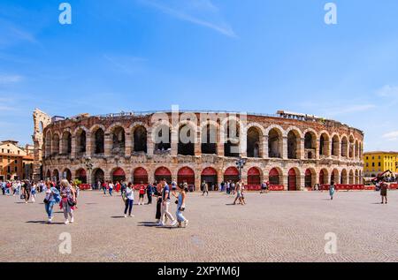 VERONA, ITALIA – 10 MAGGIO 2024: L'Arena di Verona, un antico anfiteatro romano situato in Piazza Bra. Questa struttura ben conservata e' famosa per aver Foto Stock