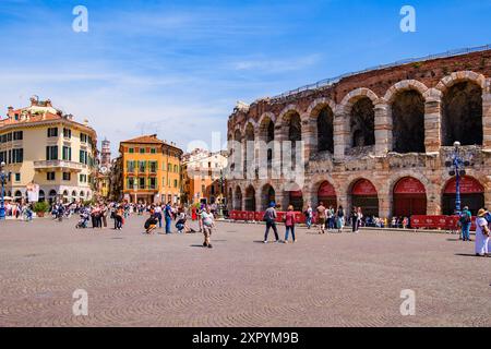 VERONA, ITALIA – 10 MAGGIO 2024: L'Arena di Verona, un antico anfiteatro romano situato in Piazza Bra. Questa struttura ben conservata e' famosa per aver Foto Stock