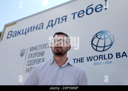 KIEV, UCRAINA - 8 AGOSTO 2024 - Vice Ministro della salute - Capo medico sanitario di Stato dell'Ucraina Ihor Kuzin partecipa alla cerimonia in Piazza Konstytutsii per trasportare 16 camion frigoriferi che saranno utilizzati per consegnare vaccini in condizioni di catena del freddo ai punti di vaccinazione in tutto il paese, Kiev, capitale dell'Ucraina. Foto Stock
