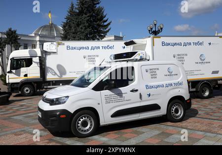 KIEV, UCRAINA - 8 AGOSTO 2024 - alcuni dei 16 camion frigoriferi che saranno utilizzati per consegnare vaccini in condizioni di catena del freddo ai punti di vaccinazione in tutto il paese sono raffigurati durante la cerimonia di trasferimento in Piazza Konstytutsii, Kiev, capitale dell'Ucraina. Il Ministero ucraino della Sanità ha acquistato i veicoli come parte di un progetto congiunto con la Banca Mondiale. Foto Stock
