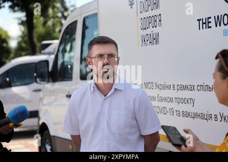 KIEV, UCRAINA - 8 AGOSTO 2024 - Vice Ministro della salute - Capo medico sanitario di Stato dell'Ucraina Ihor Kuzin partecipa alla cerimonia in Piazza Konstytutsii per trasportare 16 camion frigoriferi che saranno utilizzati per consegnare vaccini in condizioni di catena del freddo ai punti di vaccinazione in tutto il paese, Kiev, capitale dell'Ucraina. Foto Stock
