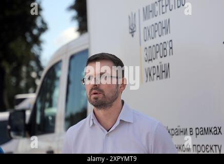 KIEV, UCRAINA - 8 AGOSTO 2024 - Vice Ministro della salute - Capo medico sanitario di Stato dell'Ucraina Ihor Kuzin partecipa alla cerimonia in Piazza Konstytutsii per trasportare 16 camion frigoriferi che saranno utilizzati per consegnare vaccini in condizioni di catena del freddo ai punti di vaccinazione in tutto il paese, Kiev, capitale dell'Ucraina. Foto Stock
