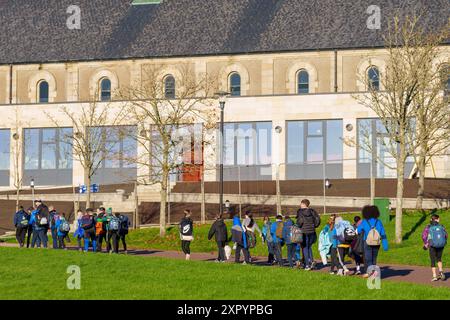 Bambini delle scuole primarie in una lezione di orientamento nel parco. Foto Stock