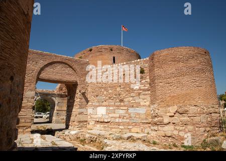 Turchia - 3 agosto 2024: Vista generale della città di iznik e della porta d'ingresso storica di Bursa Turchia Foto Stock