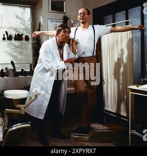 Didi - Der Untermieter, alias Die Nervensäge, ZDF Comedy serie, 1986, 2. Staffel, Folge: Familienglück, Szene: Dieter Hallervorden, Maximilian Ruthlein Foto Stock