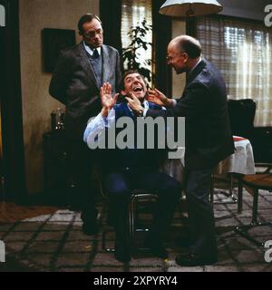 Didi - Der Untermieter, alias Die Nervensäge, ZDF Comedy serie, 1986, 2. Staffel, Folge: Die Spezialisten, Szene: Günter Meisner, Dieter Hallervorden, Karl-Ulrich Meves Foto Stock