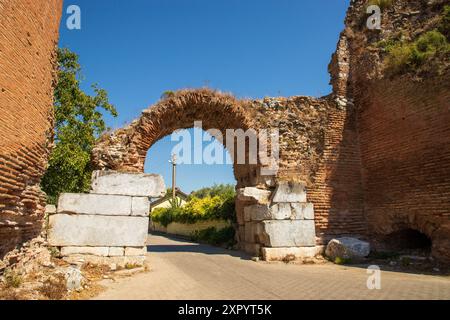 Turchia - 3 agosto 2024: Vista generale della città di iznik e della porta d'ingresso storica di Bursa Turchia Foto Stock