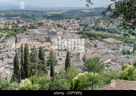Vista aerea della città con tetti in tegole della cittadina storica in cima alla collina, ripresa dalla luce estiva ad Amelia, Umbria, Italia Foto Stock