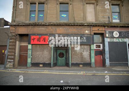 Facciata di attività chiuse con finestre a pianta aperta a Dundee, Scozia, Regno Unito; fuori dal concetto di business, chiusura di aziende Foto Stock