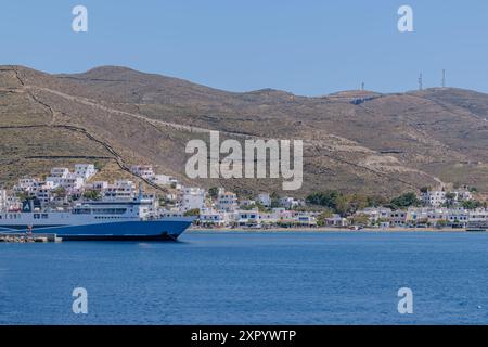 Kythnos, Grecia - 6 maggio 2024: Veduta di una nave al porto di Kythnos Grecia Foto Stock