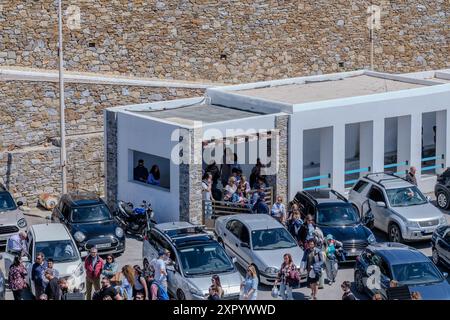 Kythnos, Grecia - 6 maggio 2024: Veduta dei turisti in attesa di imbarcarsi su un traghetto sull'isola di Kythnos Cicladi Grecia Foto Stock