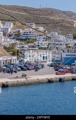 Kythnos, Grecia - 6 maggio 2024: Veduta dei turisti in attesa di imbarcarsi su un traghetto sull'isola di Kythnos Cicladi Grecia Foto Stock