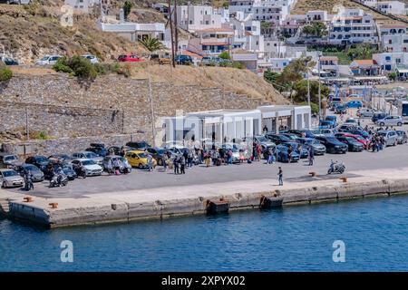 Kythnos, Grecia - 6 maggio 2024: Veduta dei turisti in attesa di imbarcarsi su un traghetto sull'isola di Kythnos Cicladi Grecia Foto Stock