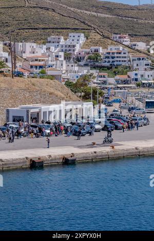 Kythnos, Grecia - 6 maggio 2024: Veduta dei turisti in attesa di imbarcarsi su un traghetto sull'isola di Kythnos Cicladi Grecia Foto Stock