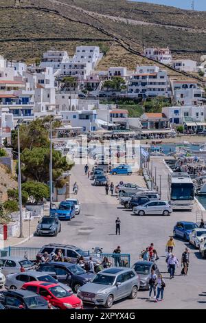 Kythnos, Grecia - 6 maggio 2024: Veduta dei turisti in attesa di imbarcarsi su un traghetto sull'isola di Kythnos Cicladi Grecia Foto Stock