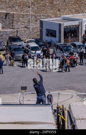 Kythnos, Grecia - 6 maggio 2024: Veduta di una persona che lancia una corda per legare il traghetto sull'isola di Kythnos Grecia Foto Stock