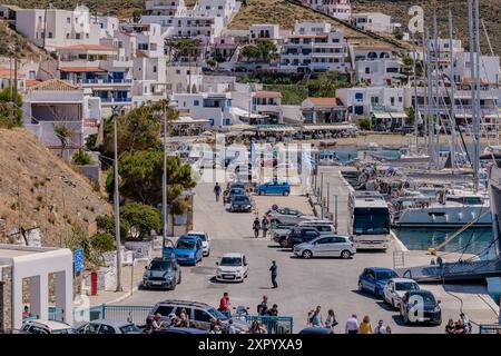 Kythnos, Grecia - 6 maggio 2024: Veduta dei turisti in attesa di imbarcarsi su un traghetto sull'isola di Kythnos Cicladi Grecia Foto Stock