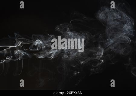 Forma nuvola effetto Smoky clean su sfondo nero Foto Stock