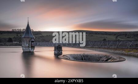 Pontsticill Reservoir in una tranquilla mattinata d'estate. Per trasformare la superficie dell'acqua in uno specchio, è stata utilizzata una velocità dell'otturatore lunga Foto Stock