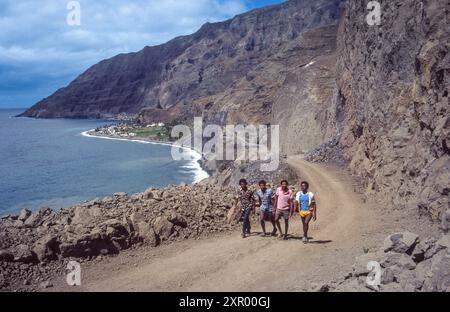 Capo Verde, Santo Antao. Gente che cammina lungo la costa. Foto Stock