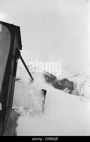 Effettivo 5- 1948: Sgombero della neve sulla ferrovia di Bergen. La ferrovia di Bergen, una delle ferrovie più importanti della Norvegia, raggiunge il suo punto più alto appena ad ovest di Finse, a 1301 metri sul livello del mare. Il vento e la neve all'unisono qui fanno sì che non sia sempre una cosa da tenere aperta questa pista in inverno. Foto: Sverre A. Børretzen / Aktuell / NTB ***la foto non viene elaborata*** questo testo immagine viene tradotto automaticamente questo testo immagine viene tradotto automaticamente questo testo immagine viene tradotto automaticamente Foto Stock