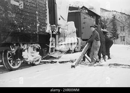 Effettivo 5- 1948: Sgombero della neve sulla ferrovia di Bergen. La ferrovia di Bergen, una delle ferrovie più importanti della Norvegia, raggiunge il suo punto più alto appena ad ovest di Finse, a 1301 metri sul livello del mare. Il vento e la neve all'unisono qui fanno sì che non sia sempre una cosa da tenere aperta questa pista in inverno. Foto: Sverre A. Børretzen / Aktuell / NTB ***la foto non viene elaborata*** questo testo immagine viene tradotto automaticamente questo testo immagine viene tradotto automaticamente questo testo immagine viene tradotto automaticamente Foto Stock