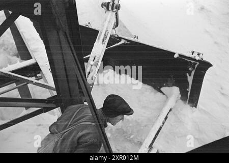 Effettivo 5- 1948: Sgombero della neve sulla ferrovia di Bergen. La ferrovia di Bergen, una delle ferrovie più importanti della Norvegia, raggiunge il suo punto più alto appena ad ovest di Finse, a 1301 metri sul livello del mare. Il vento e la neve all'unisono qui fanno sì che non sia sempre una cosa da tenere aperta questa pista in inverno. Foto: Sverre A. Børretzen / Aktuell / NTB ***la foto non viene elaborata*** questo testo immagine viene tradotto automaticamente questo testo immagine viene tradotto automaticamente questo testo immagine viene tradotto automaticamente Foto Stock