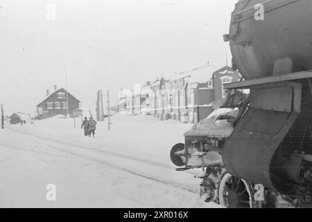 Effettivo 5- 1948: Sgombero della neve sulla ferrovia di Bergen. La ferrovia di Bergen, una delle ferrovie più importanti della Norvegia, raggiunge il suo punto più alto appena ad ovest di Finse, a 1301 metri sul livello del mare. Il vento e la neve all'unisono qui fanno sì che non sia sempre una cosa da tenere aperta questa pista in inverno. Foto: Sverre A. Børretzen / Aktuell / NTB ***la foto non viene elaborata*** questo testo immagine viene tradotto automaticamente questo testo immagine viene tradotto automaticamente questo testo immagine viene tradotto automaticamente Foto Stock