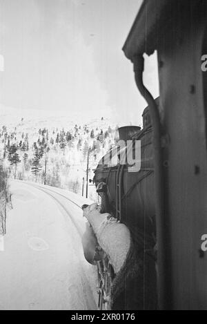 Effettivo 5- 1948: Sgombero della neve sulla ferrovia di Bergen. La ferrovia di Bergen, una delle ferrovie più importanti della Norvegia, raggiunge il suo punto più alto appena ad ovest di Finse, a 1301 metri sul livello del mare. Il vento e la neve all'unisono qui fanno sì che non sia sempre una cosa da tenere aperta questa pista in inverno. Foto: Sverre A. Børretzen / Aktuell / NTB ***la foto non viene elaborata*** questo testo immagine viene tradotto automaticamente questo testo immagine viene tradotto automaticamente questo testo immagine viene tradotto automaticamente Foto Stock