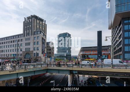 Germania Berlino 7 agosto 2024. Edificio, ponte e supermercato situati in Warschauer Strasse, dove molte persone camminano. Edificio a Berlino. Foto Stock