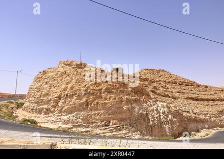 Punto panoramico sull'autostrada 35 in Giordania: La diga di Mujib Moujib sul fiume Wadi Mujib, tra le città di Madaba e Kerak Foto Stock