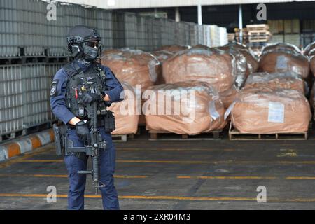 Samut Prakan, Thailandia. 8 agosto 2024. Un agente di polizia è in guardia davanti alle droghe illegali da bruciare a Bang PU nella provincia di Samut Prakan, Thailandia, 8 agosto 2024. Le autorità thailandesi hanno distrutto più di 23 tonnellate di droghe sequestrate giovedì. Crediti: Rachen Sageamsak/Xinhua/Alamy Live News Foto Stock