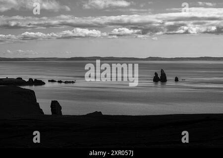 Vista dei Drongs, una scogliera rocciosa, Braewick, Shetland Foto Stock