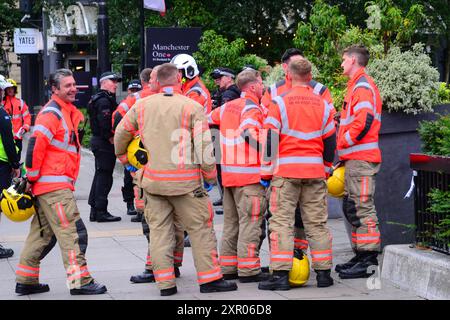 Manchester, Regno Unito, 8 agosto 2024. Cordone della polizia su Portland St, nel centro di Manchester, Regno Unito. L'ufficio stampa della GMP ha dichiarato: "Verso le 14:20 gli agenti hanno risposto alle segnalazioni di un assalto ai Piccadilly Gardens. Gli agenti vi parteciparono ed è stato stabilito che un uomo aveva un liquido gettato contro di lui, che è stato testato e confermato negativo per sostanze acide o nocive. L'uomo è stato portato in ospedale come misura precauzionale. Al momento non sono stati effettuati arresti e sono in corso indagini. Chiunque abbia informazioni deve contattare la polizia al numero 101, citando il registro 1804 del 08/08/24." Crediti: Terry Waller/Alamy Live News Foto Stock