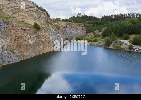 Il lago Azure si è formato al posto di una cava abbandonata di basalto e arenaria, ora con foreste ovunque Foto Stock