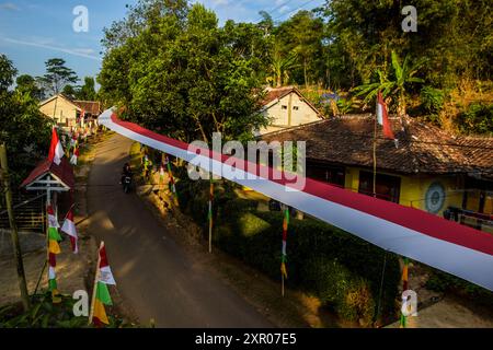 8 agosto 2024, West Bandung Regency, Giava Occidentale, Indonesia: Un passaggio motociclistico sotto un panno rosso e bianco lungo 240 metri per accogliere il 79° anniversario dell'indipendenza della Repubblica di Indonesia nel villaggio di Pasirpogor, West Bandung Regency, Giava Occidentale. (Credit Image: © Dimas Rachmatsyah/ZUMA Press Wire) SOLO PER USO EDITORIALE! Non per USO commerciale! Foto Stock