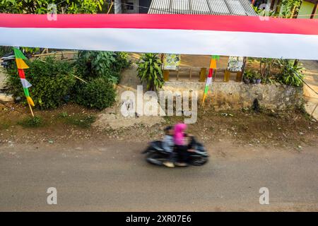 8 agosto 2024, West Bandung Regency, Giava Occidentale, Indonesia: Un passaggio motociclistico sotto un panno rosso e bianco lungo 240 metri per accogliere il 79° anniversario dell'indipendenza della Repubblica di Indonesia nel villaggio di Pasirpogor, West Bandung Regency, Giava Occidentale. (Credit Image: © Dimas Rachmatsyah/ZUMA Press Wire) SOLO PER USO EDITORIALE! Non per USO commerciale! Foto Stock