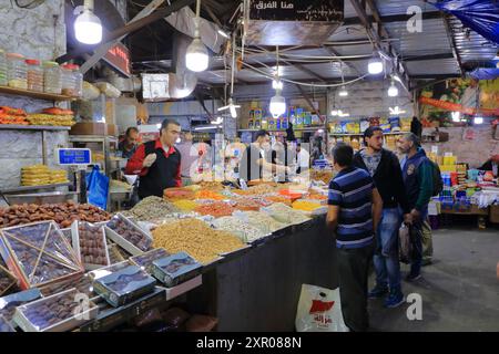 Amman in Giordania - 7 maggio 2024: Il trambusto al mercato della città nel pomeriggio Foto Stock