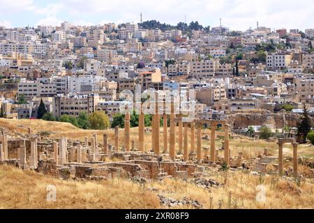 Jerash in Giordania - 7 maggio 2024: Vista della città moderna dal Museo Archeologico Foto Stock