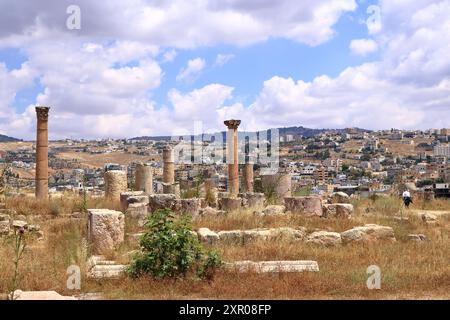 Jerash in Giordania - 7 maggio 2024: Vista della città moderna dal Museo Archeologico Foto Stock