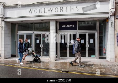 L'ex negozio Woolworths a High Street, Brecon, Powys, Galles Foto Stock