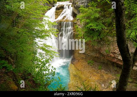 Der Wasserfall Cascada de la Cueva im Nationalpark Ordesa y Monte Perdido, Spanien, Europa | Cascada de la Cueva cascata all'Ordesa y Monte per Foto Stock