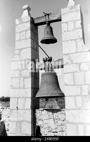 Die Glocken der Pfarrkirche Església Parroquial de Sant Pere, Die im 18 Jahrhundert erbaut wurde, l'Escala 1957. Le campane della chiesa parrocchiale Església parroquial de Sant Pere, costruita nel XVIII secolo, l'Escala 1957. Foto Stock