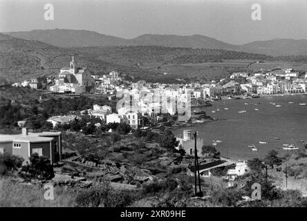 Der Ort Cadaqués liegt am Golf de Roses an den Asläufern der Pyrenäen und ist unter anderem bekannt für Seine gotische Marienkirche und als Anziehungspunkt für einige, vorwiegend surrealistische, Künstler des 20 Jahrhunderts, Costa Brava 1957. La città di Cadaqués si trova sul Golfo delle Rose ai piedi dei Pirenei ed è conosciuta per la sua chiesa gotica di Santa Maria e come centro di attrazione per alcuni artisti, soprattutto surrealisti, del XX secolo, Costa Brava 1957. Foto Stock