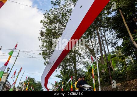 8 agosto 2024, West Bandung Regency, Giava Occidentale, Indonesia: Un panno rosso e bianco lungo 240 metri è stato installato per accogliere il 79 ° anniversario dell'indipendenza della Repubblica di Indonesia nel villaggio di Pasirpogor, West Bandung Regency, Giava Occidentale. (Credit Image: © Dimas Rachmatsyah/ZUMA Press Wire) SOLO PER USO EDITORIALE! Non per USO commerciale! Foto Stock