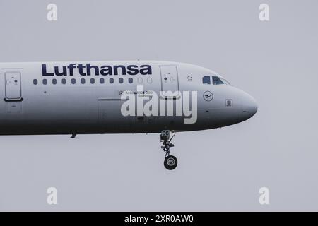 Ein Flugzeug der Airline Lufthansa, aufgenommen am Flughafen Berlin Brandenburg Willy BrandtöÄÃ BER a Schoenefeld, 08.08.2024. Schoenefeld Deutschlan Foto Stock