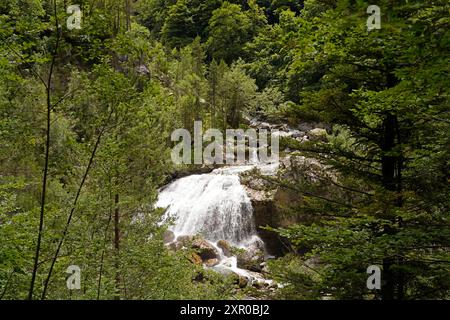 Cascada de la Cueva Der Wasserfall Cascada de Arripas im Nationalpark Ordesa y Monte Perdido, Spanien, Europa Cascada de Arripas cascata presso l'Orde Foto Stock