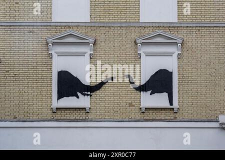 Londra, Regno Unito. 8 agosto 2024. Un'opera d'arte di Banksy raffigurante un paio di elefanti sul lato di un edificio vicino a Chelsea. Nell'ultima settimana, nella capitale sono apparse quotidianamente nuove opere dell'artista con un tema animale. Finora il sentiero comprende una capra di montagna, due elefanti e tre scimmie. Una quarta opera, raffigurante un lupo ulululante dipinto su una parabola satellitare a Peckham, è già stata rubata poco dopo essere stata rivelata oggi. Crediti: Stephen Chung / Alamy Live News Foto Stock