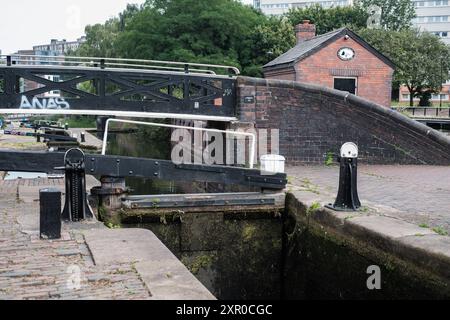 Veduta del gas Street Basin di Birmingham, una rete di canali del 1773 costruita per uso industriale, a Birmingham, 7 agosto 2024, Regno Unito Foto Stock