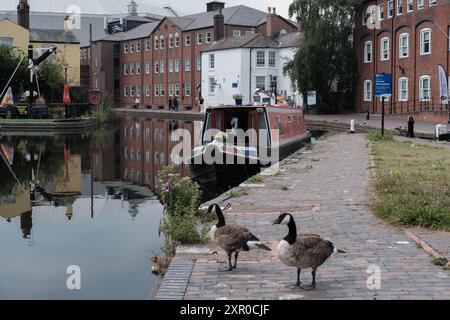 Veduta del gas Street Basin di Birmingham, una rete di canali del 1773 costruita per uso industriale, a Birmingham, 7 agosto 2024, Regno Unito Foto Stock